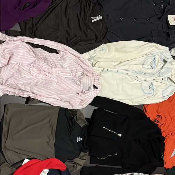 Sweaters and dress shirts - Picture 3 of 4